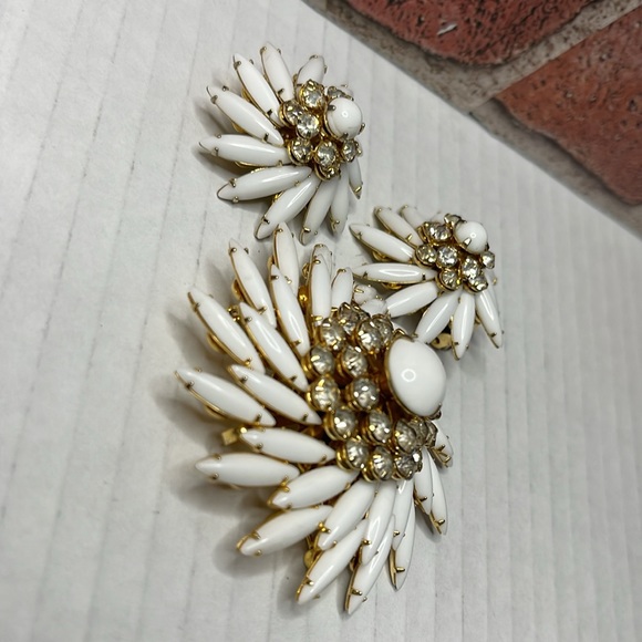 Judy Lee Navette White Milk Glass & Rhinestones Swirl Brooch w/set of earrings - Picture 11 of 17